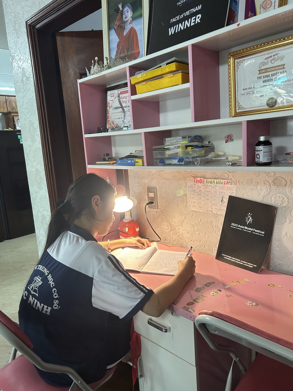 Cô bé 11 tuổi ở Quảng Bình cao 1,67m, đoạt cúp vàng mẫu nhí châu Á - 8 Cô bé 11 tuổi ở Quảng Bình cao 1,67m, đoạt cúp vàng mẫu nhí châu Á - 8