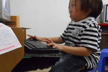 “Chàng tý hon” 24 tuổi cao... 92cm