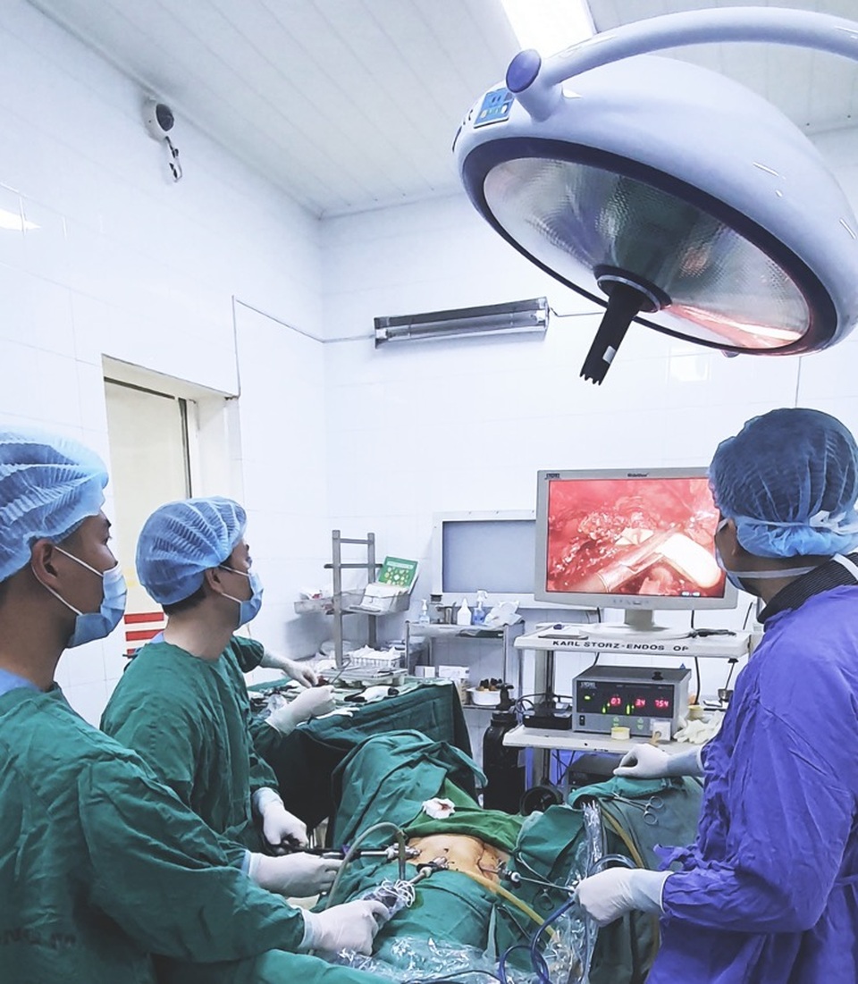 Cắt toàn bộ bàng quang bằng phương pháp nội soi phẫu thuật lớn - đường mổ nhỏ - 3 Cắt toàn bộ bàng quang bằng phương pháp nội soi phẫu thuật lớn - đường mổ nhỏ - 3