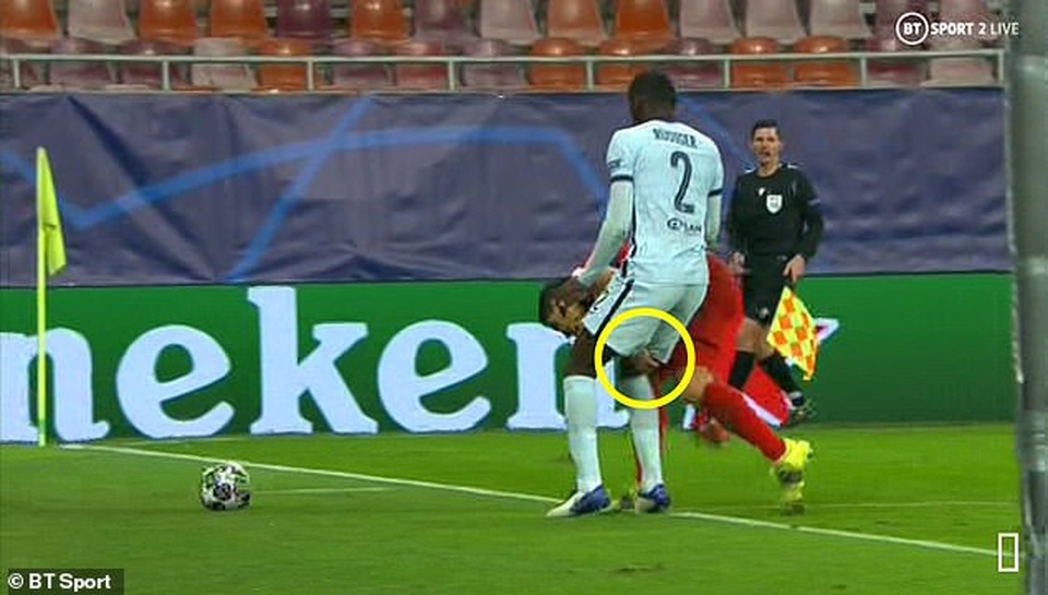 Luis Suarez véo đùi, khiến cho ngôi sao Chelsea nổi điên - 1