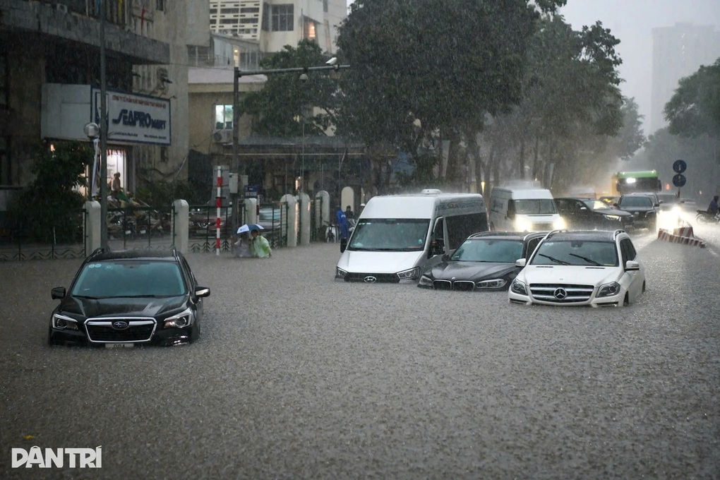 Mưa lớn ở Hà Nội ngày 30/9 có vượt mưa lụt lịch sử 2008? - 1 Mưa lớn ở Hà Nội ngày 30/9 có vượt mưa lụt lịch sử 2008? - 1