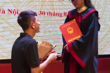 Màn cầu hôn bất ngờ ở lễ tốt nghiệp đại học