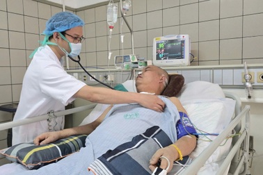 Bác sĩ kêu gọi bạn đọc giúp người bố 3 con nguy kịch do hội chứng Fournier