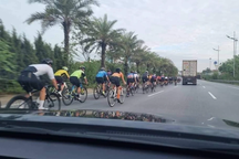 Đoàn xe đạp quây kín, dọa tài xế ô tô trên cao tốc: Có thể xử lý hình sự?