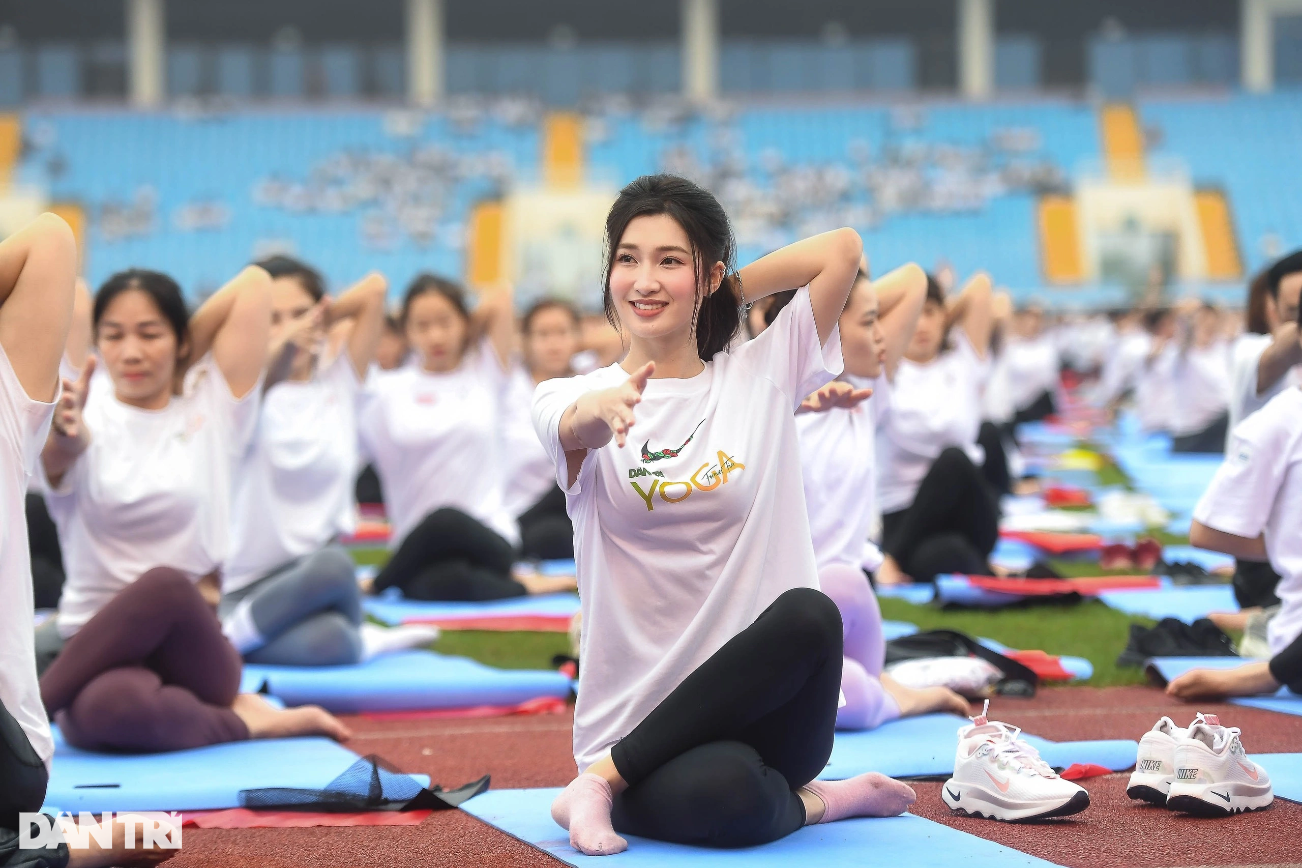 បើកភ្នែកមើលការសម្តែងដាក់ទង់ជាតិដែលបំបែកឯតទគ្គកម្មនៃមនុស្ស 5,000 នាក់នៅកីឡដ្ឋាន My Dinh - 12 Mãn nhãn màn xếp cờ Tổ quốc lớn kỷ lục của 5.000 người trên SVĐ Mỹ Đình - 12