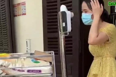 Bàn giao robot "giúp việc" trong khu cách ly Covid-19
