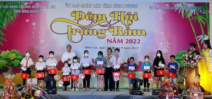 Tặng quà trung thu cho các em có hoàn cảnh khó khăn tại TX.Bến Cát.