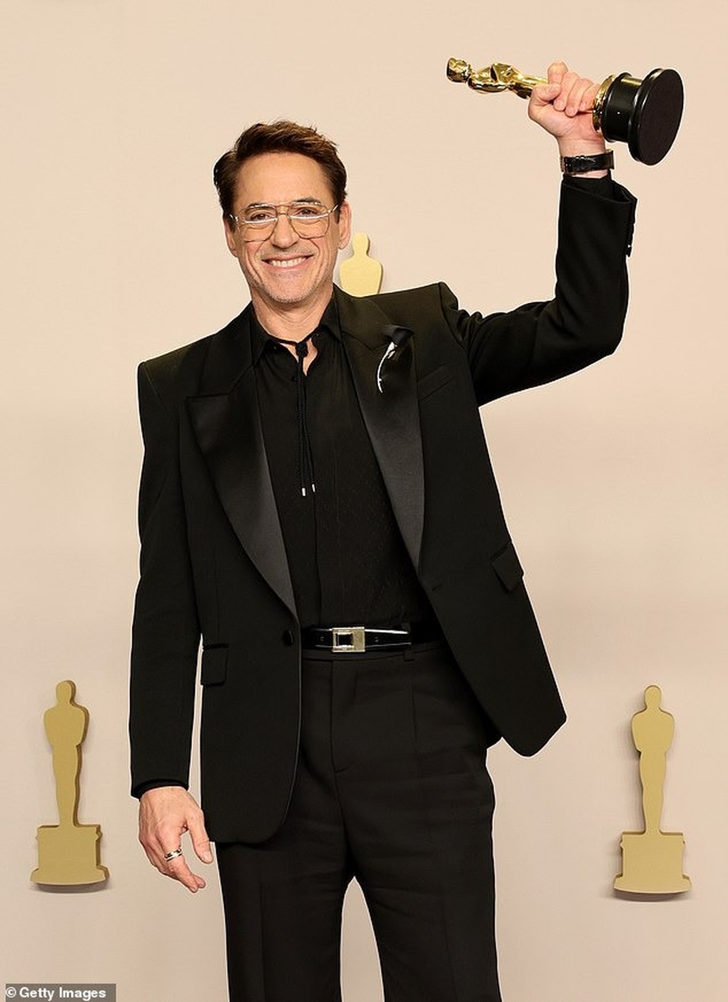 Johnny Depp was embarrassed when congratulating Robert Downey Jr. won an Oscar - 3