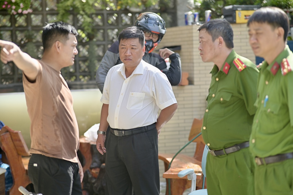 Lực lượng chức năng lội nước hỗ trợ người dân tại điểm ngập ở TPHCM - 2 Lực lượng chức năng lội nước hỗ trợ người dân tại điểm ngập ở TPHCM - 2