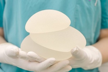 Bất ngờ có 4 bầu ngực sau phẫu thuật thẩm mỹ