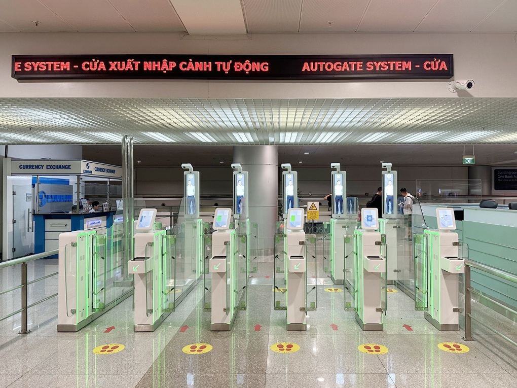Tân Sơn Nhất vận hành 10 cổng quét hộ chiếu tự động - 1 Tân Sơn Nhất vận hành 10 cổng quét hộ chiếu tự động - 1