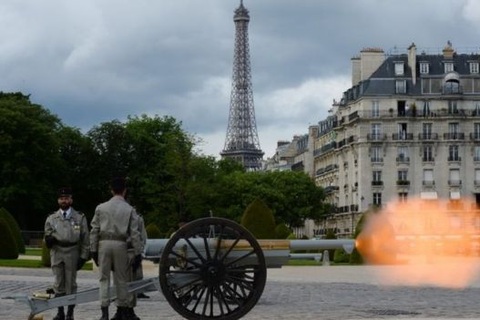 Pháp bắn 21 phát đại bác mừng tân Tổng thống Emmanuel Macron