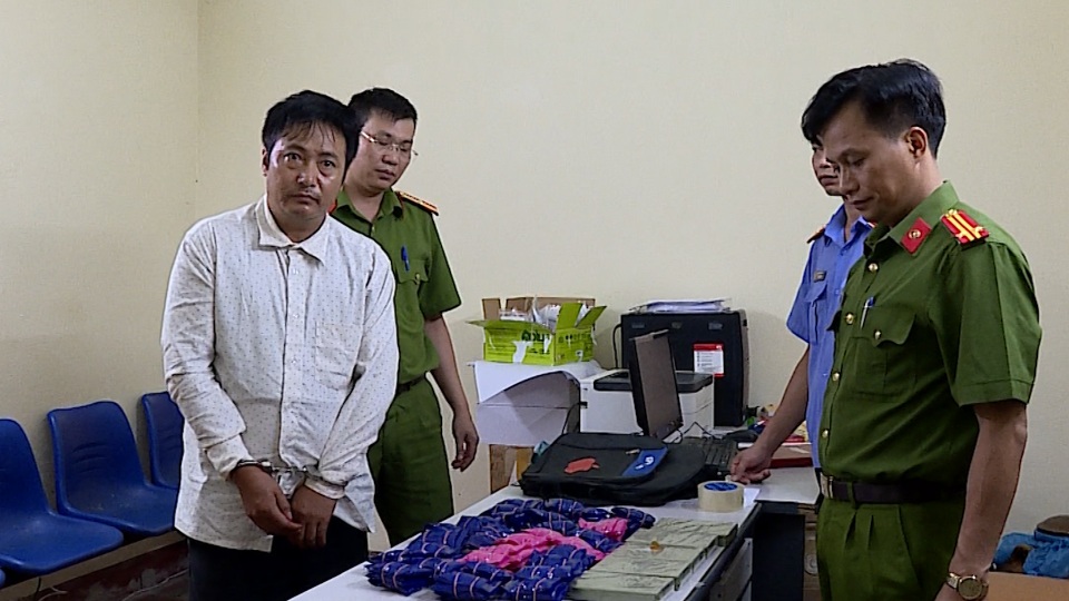 Bắt đối tượng buôn 30.000 viên ma túy cùng 5 bánh heroin - 1 Bắt đối tượng buôn 30.000 viên ma túy cùng 5 bánh heroin - 1