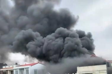 Hà Nội: Cháy lớn kho quần áo sát chợ Ninh Hiệp