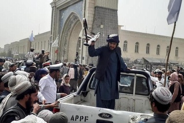 Taliban chiếm dinh tổng thống Afghanistan, sẵn sàng tiếp quản quyền lực