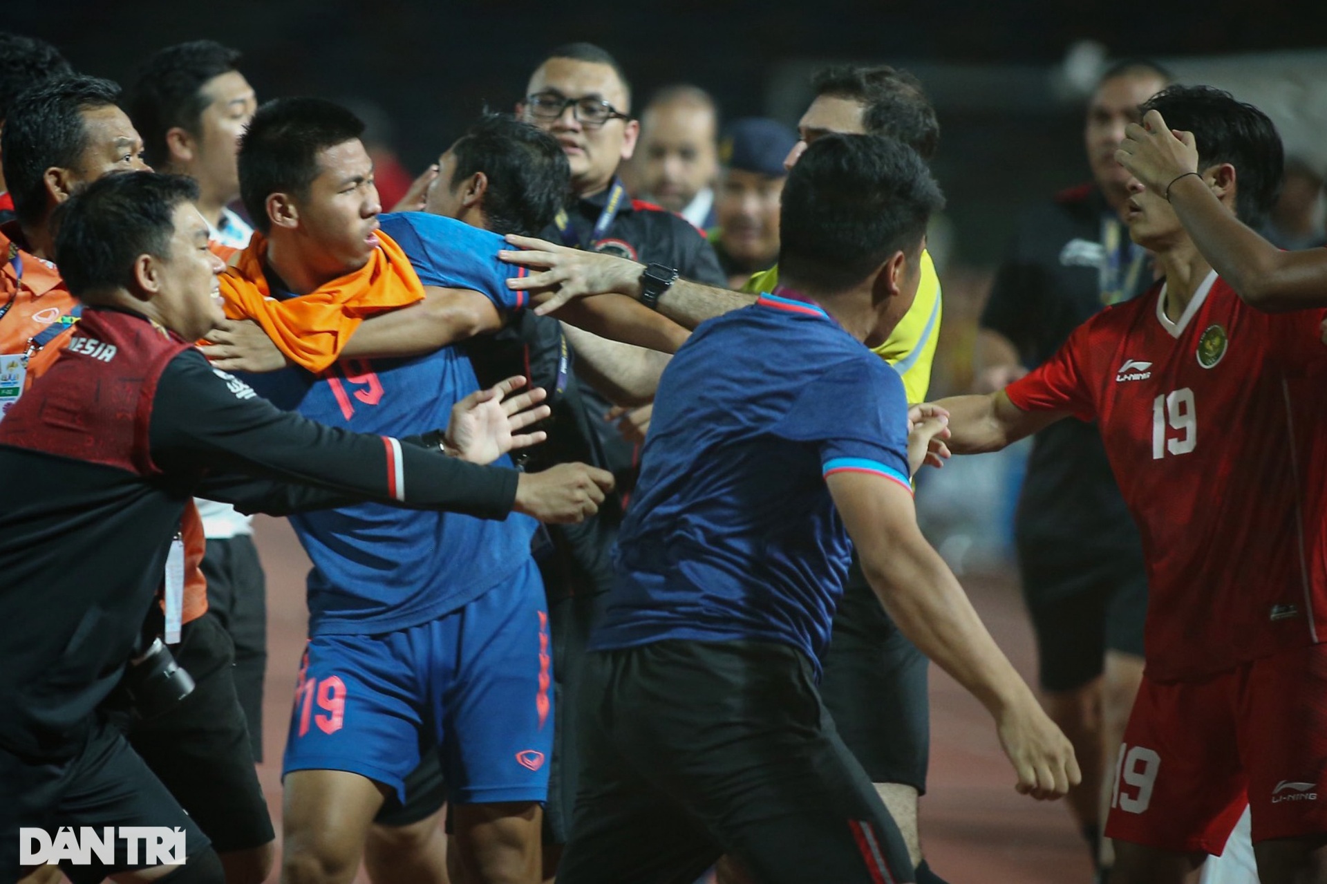 Toàn cảnh cuộc ẩu đả đáng xấu hổ trong trận chung kết bóng đá nam SEA Games - 8 Toàn cảnh cuộc ẩu đả đáng xấu hổ trong trận chung kết bóng đá nam SEA Games - 8