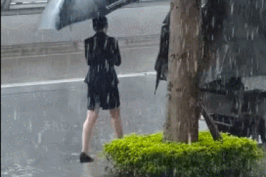 Clip “cô gái giúp đỡ người khác trong cơn mưa tầm tã” gây cảm động tuần qua