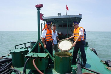 Tạm giữ tàu vận chuyển dầu DO không rõ nguồn gốc