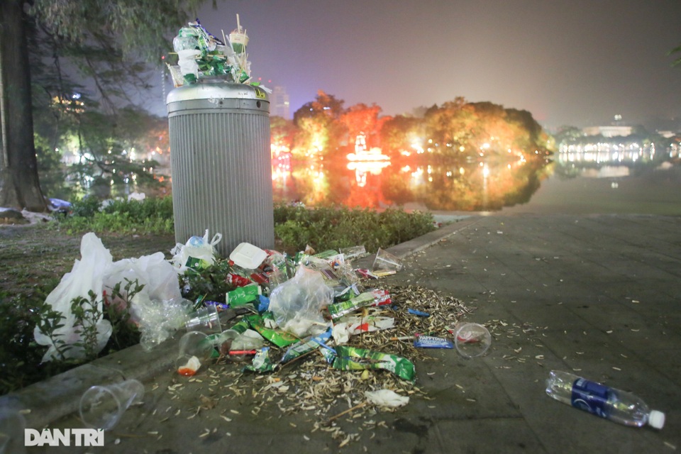 Khu vực hồ Gươm ngập trong biển rác sau đêm Giáng sinh - 2 Khu vực hồ Gươm ngập trong biển rác sau đêm Giáng sinh - 2