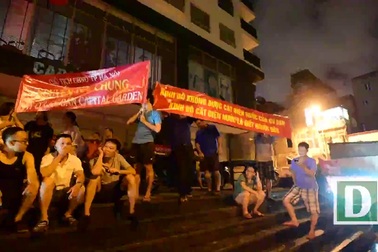 Dân chung cư vạ vật căng băng rôn phản đối chủ đầu tư thâu đêm