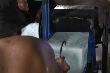 Công nhân vác đá xuyên đêm kiếm 20 triệu mỗi tháng.