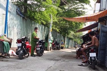 Đang ngủ trong nhà trọ, nam thanh niên bị nhóm người xông vào chém tới tấp