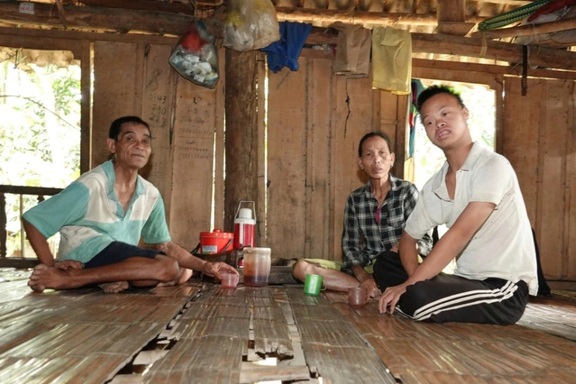 Mẹ già bệnh tật vất vả chăm chồng khuyết tật, con tâm thần