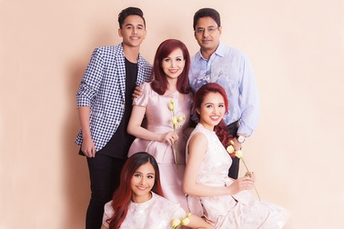 Hoa hậu Diệu Hoa khoe ảnh gia đình hạnh phúc cùng chồng Ấn Độ và 3 con