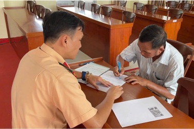 Phạt hành chính tài xế xe ôm công nghệ tự bấm đèn giao thông ở TPHCM