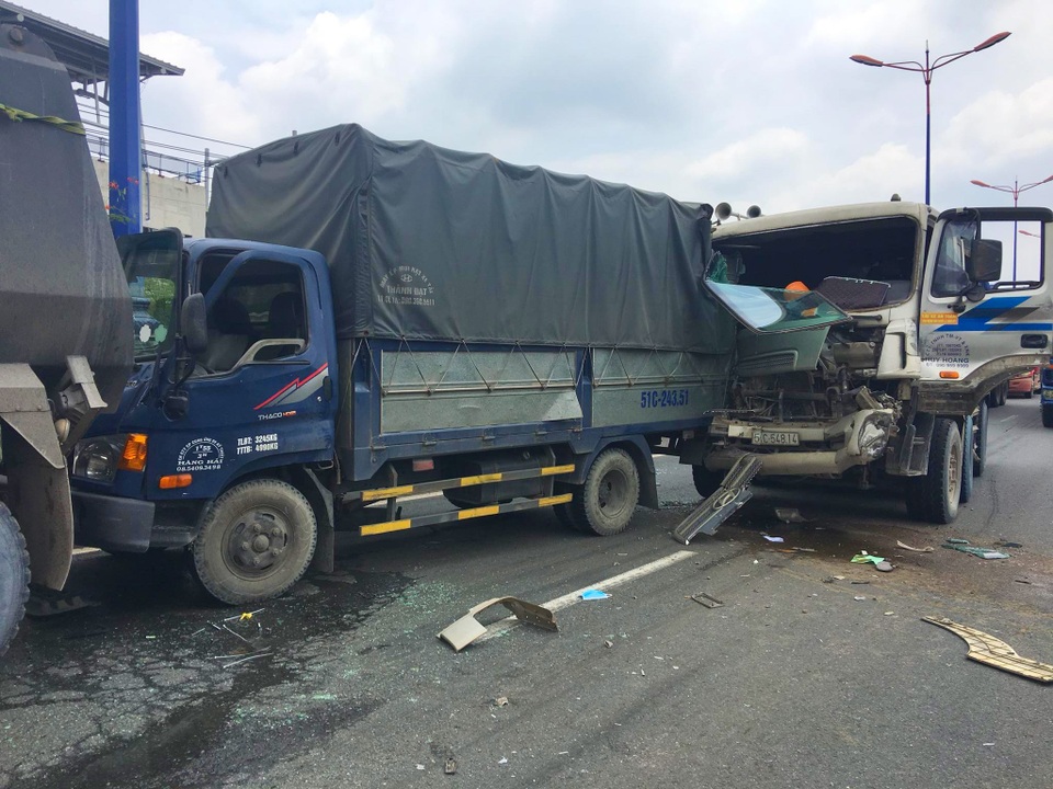 Cầu vượt Thủ Đức bị phong tỏa gần 3 giờ vì tai nạn liên hoàn - 2 Cầu vượt Thủ Đức bị phong tỏa gần 3 giờ vì tai nạn liên hoàn - 2