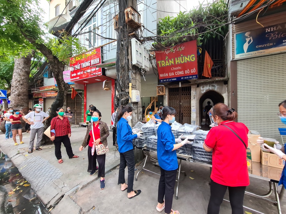 Cán bộ Đoàn ăn vội bữa trưa ở góc cầu thang, tất bật lo cơm cho người nghèo - 11 Cán bộ Đoàn ăn vội bữa trưa ở góc cầu thang, tất bật lo cơm cho người nghèo - 11