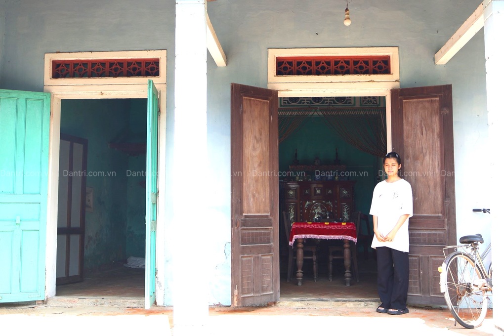 Khó khăn bủa vây đường đến trường của nữ sinh mồ côi cả bố mẹ - 2 Khó khăn bủa vây đường đến trường của nữ sinh mồ côi cả bố mẹ - 2