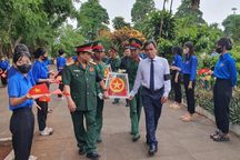 Đón 21 liệt sỹ hy sinh tại Campuchia về nước