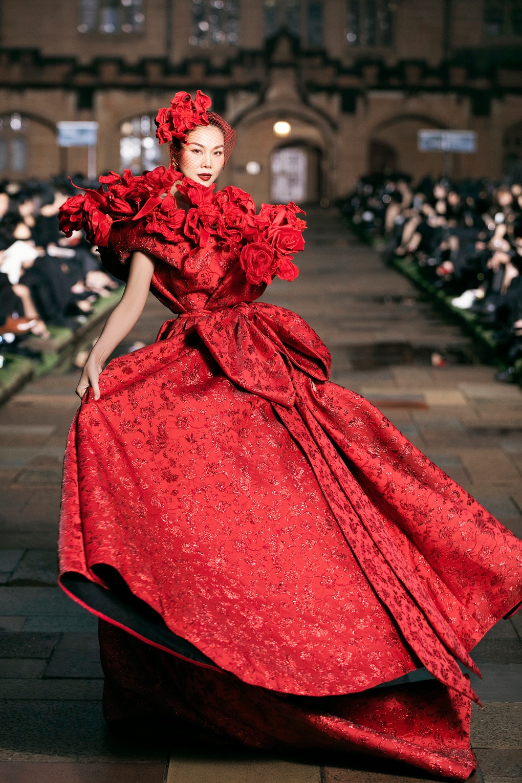 Thanh Hằng diện đầm nặng hơn 15kg, hôn má Đỗ Mạnh Cường kết show - 10