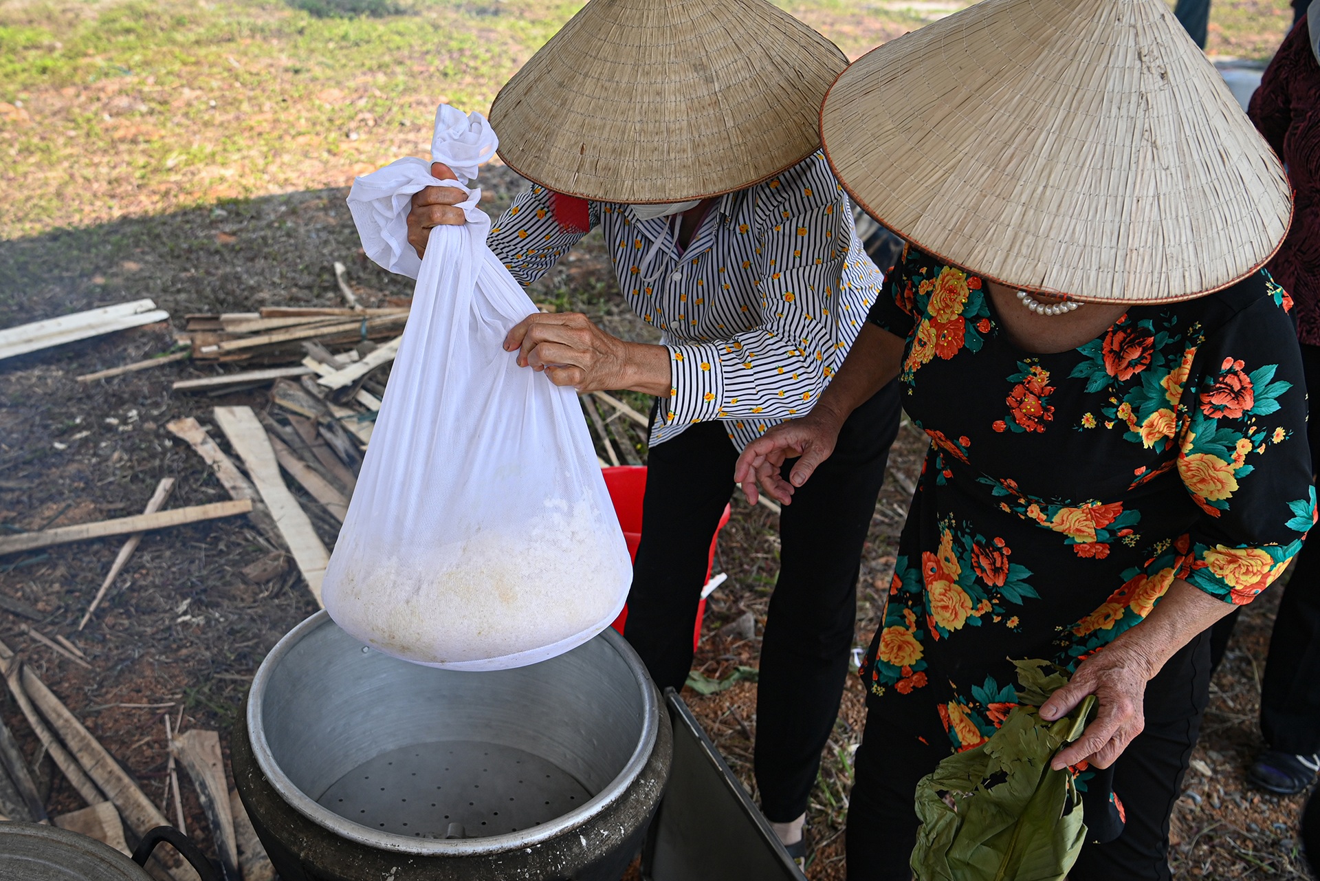 Nghệ nhân Phú Thọ tranh tài làm bánh chưng, bánh giầy dâng lên vua Hùng - 9 Nghệ nhân Phú Thọ tranh tài làm bánh chưng, bánh giầy dâng lên vua Hùng - 9