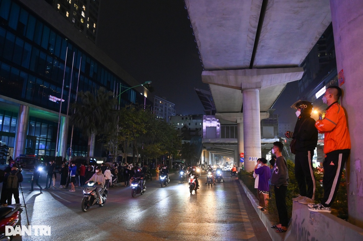 Hàng trăm người tràn ra lòng đường hóng xem vụ bắt ông Trịnh Văn Quyết - 10 Hàng trăm người tràn ra lòng đường hóng xem vụ bắt ông Trịnh Văn Quyết - 10