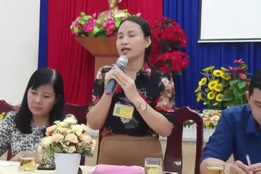 Bà Nguyễn Thị Thu Hương, hiệu trưởng nhà trường trao đổi tại buổi làm việc