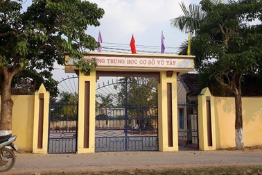 Hai đối tượng xông vào trường đâm trọng thương bảo vệ