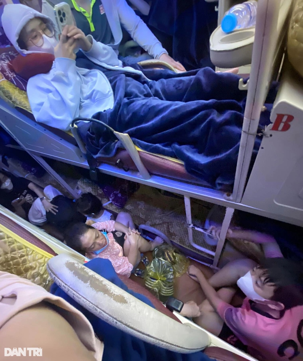 Người Hà Nội lái xe xuyên đêm, về quê muộn tránh cảnh tắc đường - 2 Người Hà Nội lái xe xuyên đêm, về quê muộn tránh cảnh tắc đường - 2