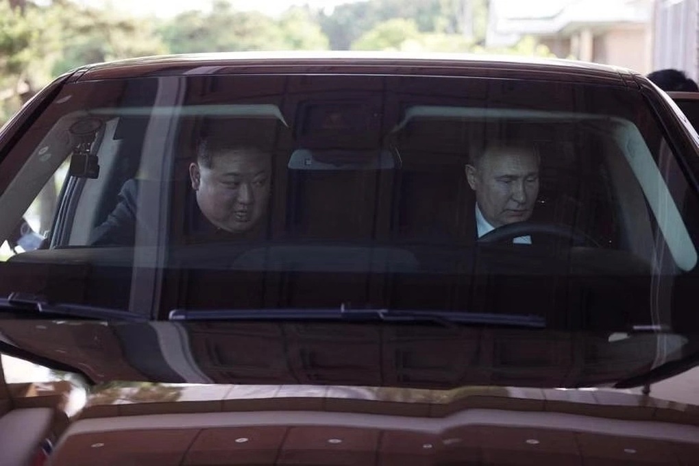 Tổng thống Putin lái xe chở Chủ tịch Triều Tiên đi dạo - 2 Tổng thống Putin lái xe chở Chủ tịch Triều Tiên đi dạo - 2