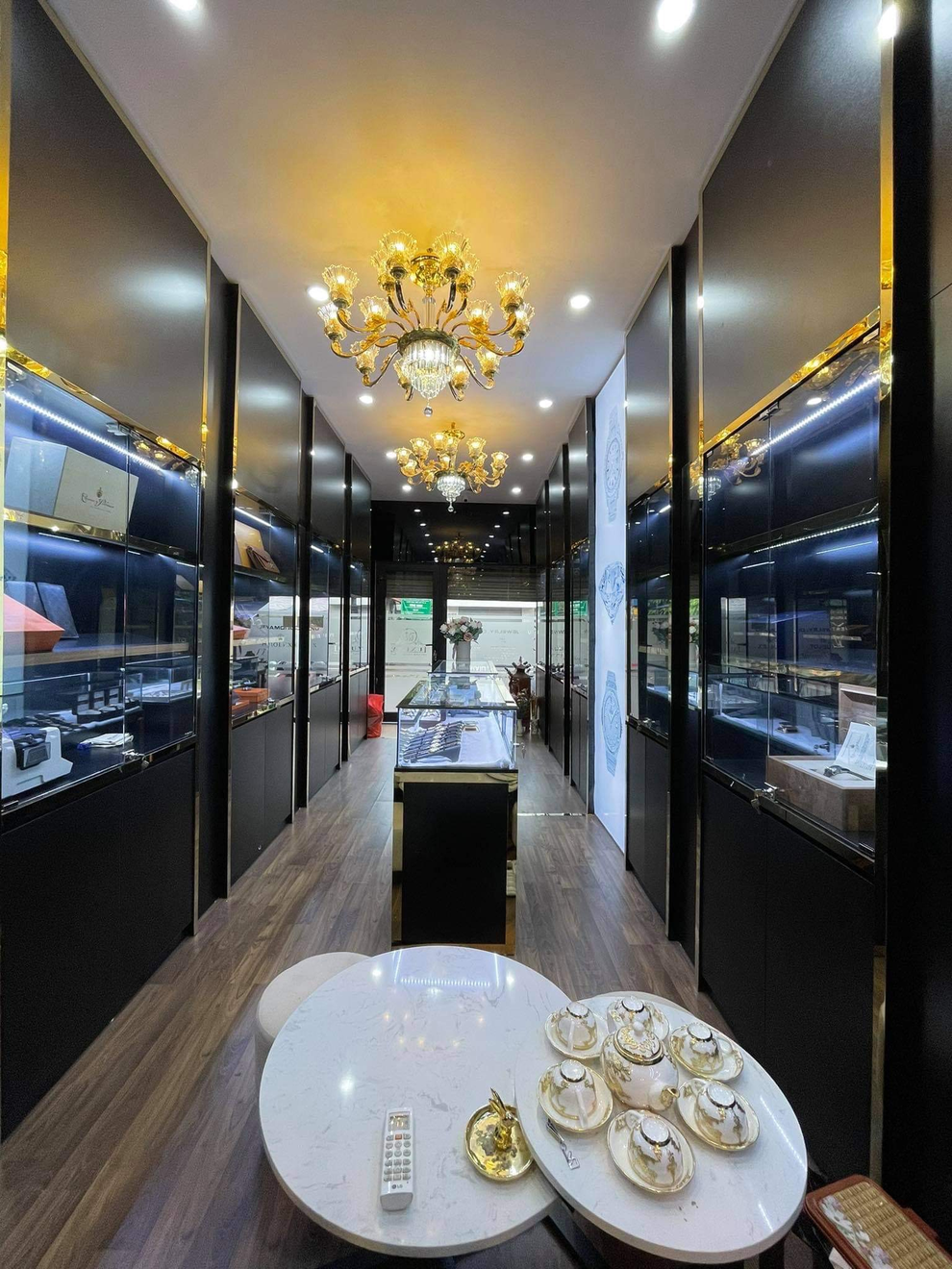 Công ty Quý Luxury của CEO Nguyễn Cảnh Quý kinh doanh điện thoại và đồng hồ xa xỉ - 3 Công ty Quý Luxury của CEO Nguyễn Cảnh Quý kinh doanh điện thoại và đồng hồ xa xỉ - 3