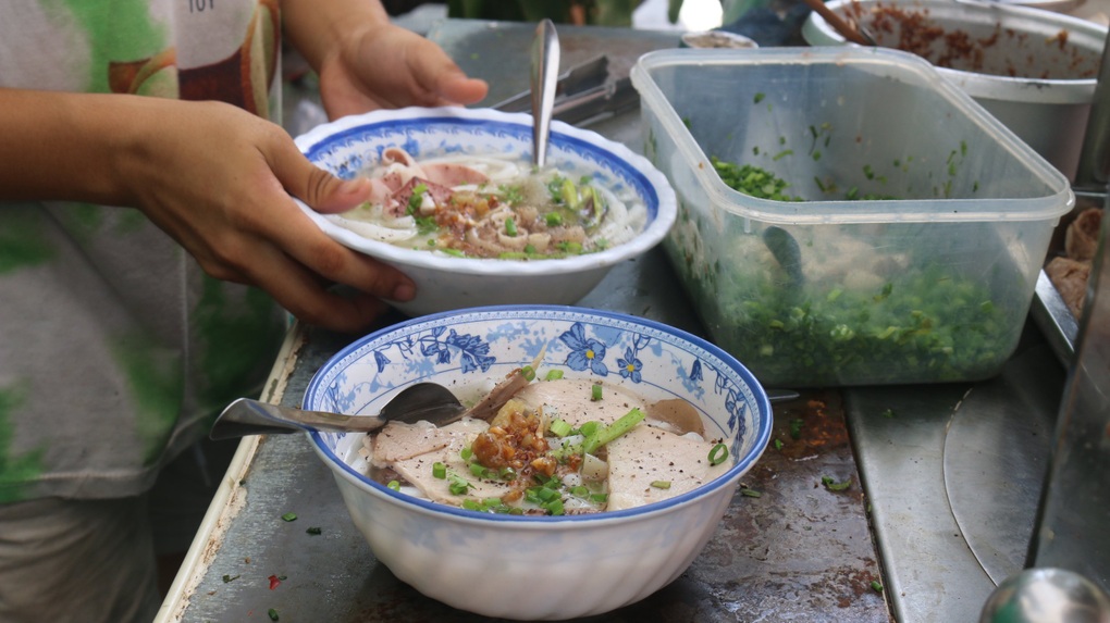 Chủ quán bánh canh bán vì đam mê, quyết giữ giá 10.000 đồng/tô - 3 Chủ quán bánh canh bán vì đam mê, quyết giữ giá 10.000 đồng/tô - 3