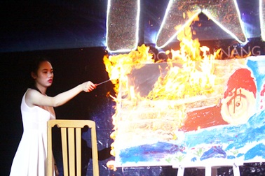 Nữ sinh Luật vẽ tranh bằng... lửa