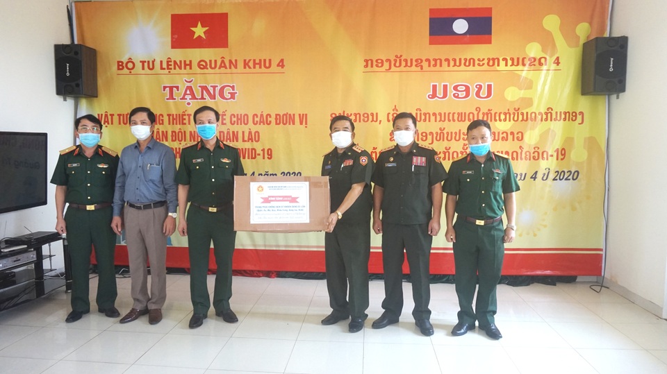 Quân khu 4 tặng vật phẩm y tế hỗ trợ quân đội Lào phòng chống dịch Covid-19 - 1 Quân khu 4 tặng vật phẩm y tế hỗ trợ quân đội Lào phòng chống dịch Covid-19 - 1