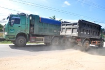 "Quá tải" bụi và tiếng ồn, dân vác giường ra chặn xe tải