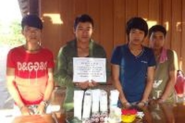 Bắt 4 đối tượng vận chuyển thuốc nổ phá rừng tìm gỗ sưa