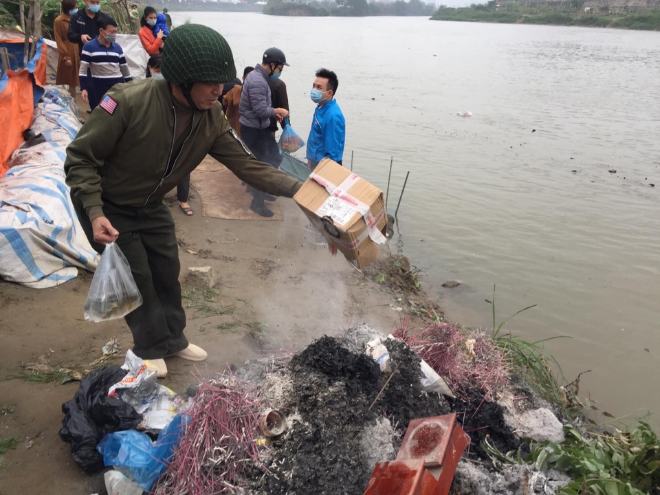 Người dân thả cá phóng sinh xuống thượng nguồn sông Hồng - 3 Người dân thả cá phóng sinh xuống thượng nguồn sông Hồng - 3
