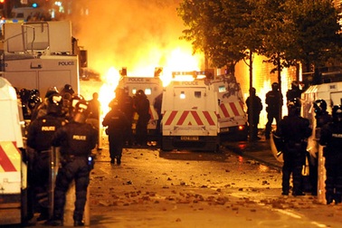 Bạo lực bùng phát Bắc Ailen làm nhiều cảnh sát bị thương