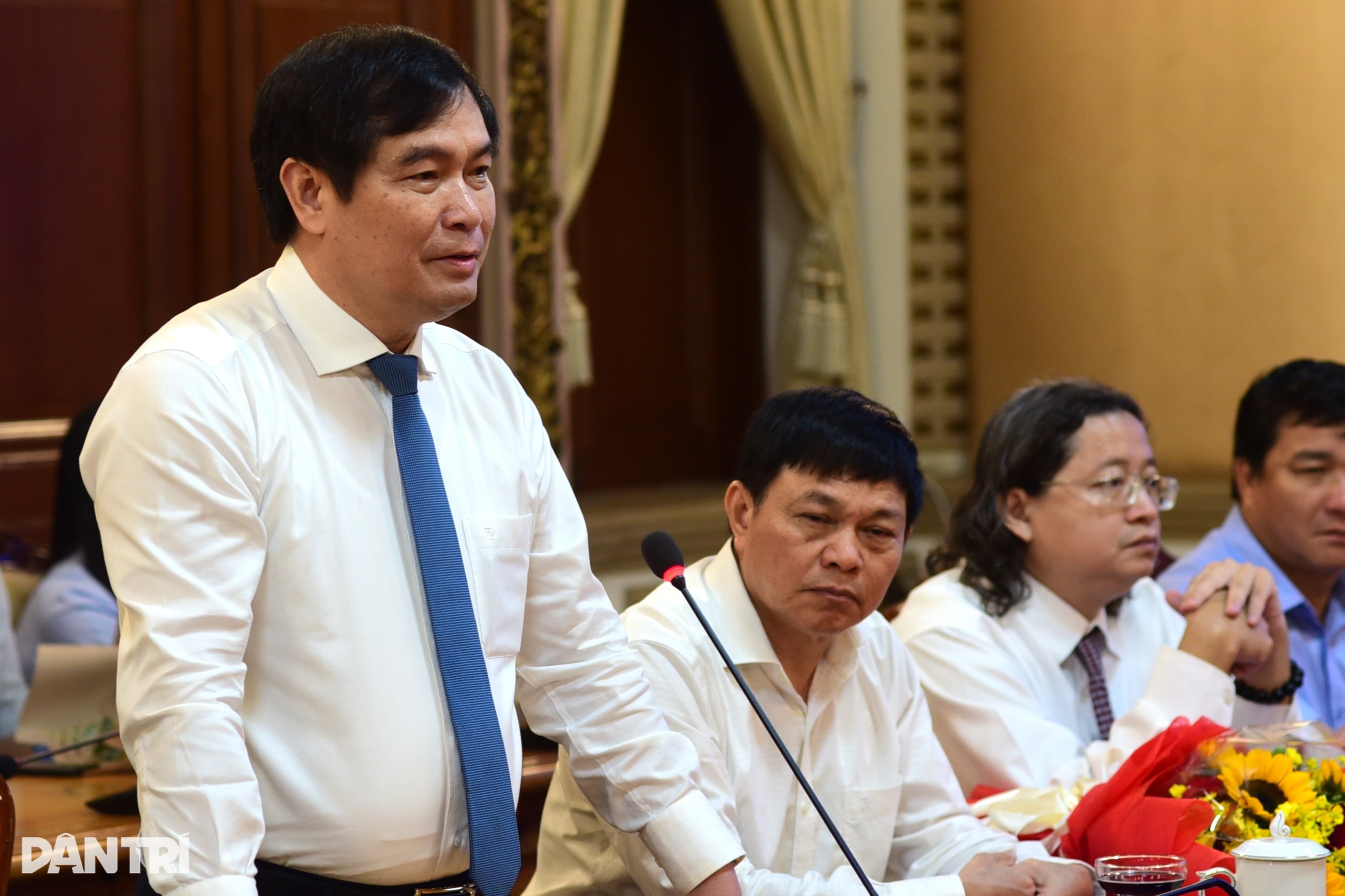 آقای نگوین مین نهوت حکم معاونت مدیر اداره فرهنگ، ورزش و گردشگری شهر هوشی مین را دریافت کرد - 3 Ông Nguyễn Minh Nhựt nhận quyết định làm Phó giám đốc Sở VHTT TPHCM - 3