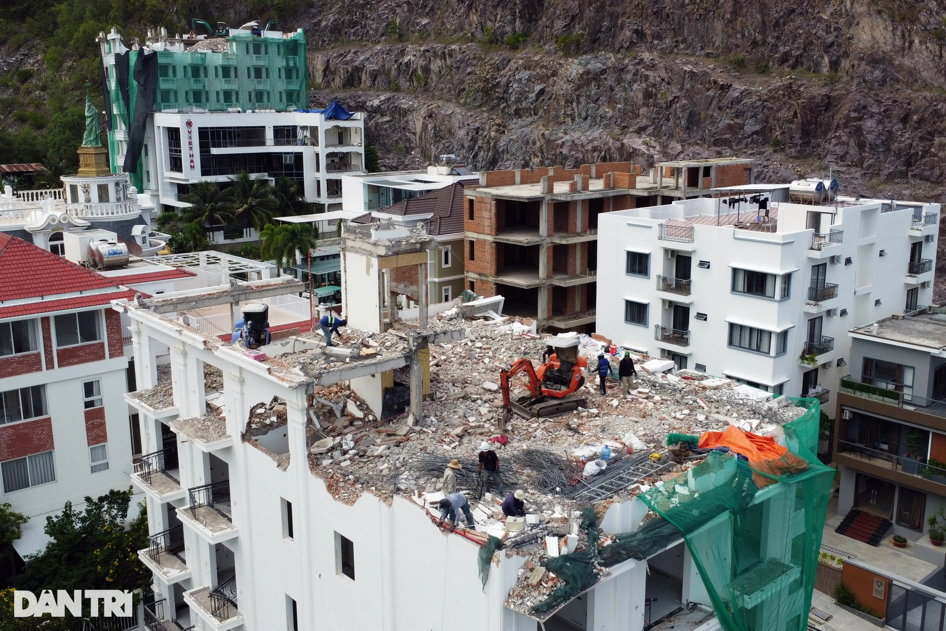 Xây vượt tầng, loạt biệt thự ở Nha Trang bị tháo dỡ - 5